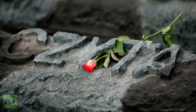 A red rose lies at the monument dedicated to the victims of Katyn, Russian forest where thousands of Polish officers were executed in 1940, in Warsaw, September 17, 2007.(Reuters / Peter Andrews)